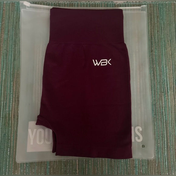 SIGNATURE BOOTY SHORT | MAROON
Squat-proof, stretchy and high-waisted. - Picture 4 of 7